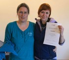 Abschlussurkunde Weierbildung Trainingsspezialist mit Katja Frey